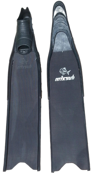 Este nuevo modelo ha sido diseñado siguiendo
la tendencia del mercado, principalmente en lo
que a dureza se refiere, es más blanda que
los modelos anteriores. Esta pala se adapta a
cualquier tipo de pesca, pero es en la pesca
profunda donde notamos una mayor eficacia,
otra de sus virtudes es el poco desgaste físico
que notamos después de varios días de uso
consecutivo

